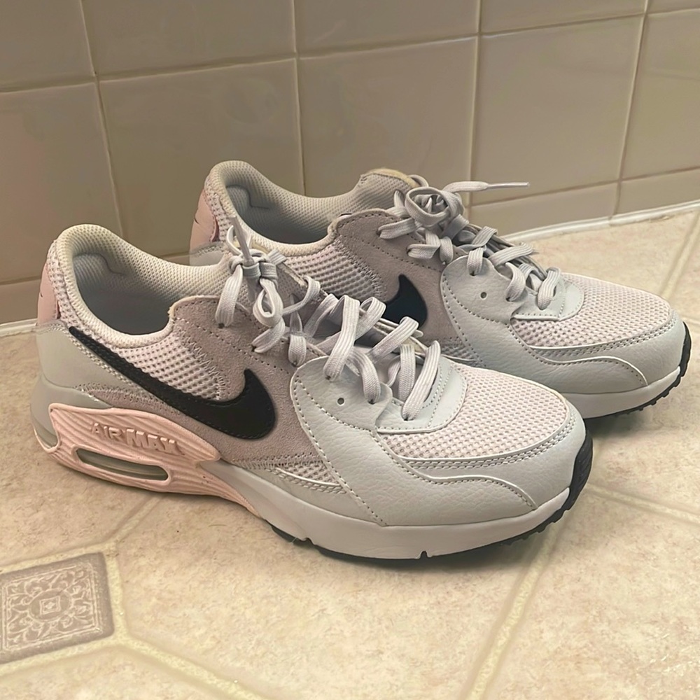 Women’s Nike Air Max Size 7.5 *like new*